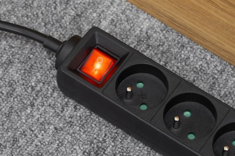 Przedłużacz 3 gniazda 5m typu francuskiego z przełącznikiem (3x1,5mm) Rebel czarny